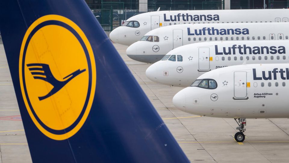 Mehrere Flugzeuge der Lufthansa parken auf einem Flughafen