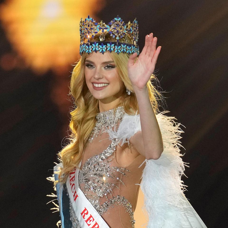 Mumbai, Indien. Winken ist wichtig, wenn man Miss World geworden ist. Krystyna Pyszková aus Tschechien erhielt die Ehre in diesem Jahr und grüßt ihre Fans nahezu königlich.