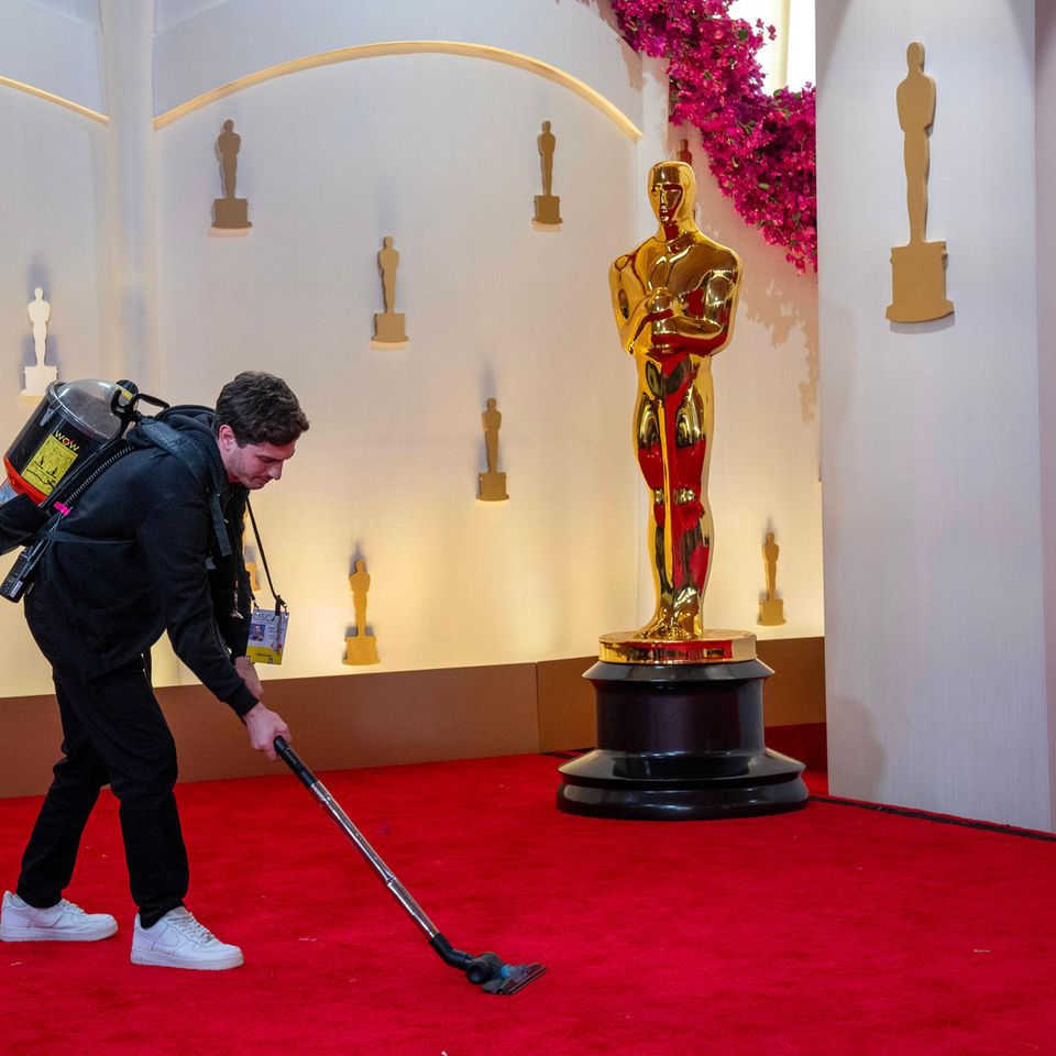 Los Angeles, USA. Strahlen kann bei der Oscarverleihung nur, wer ordentlich herausgeputzt ist. Die Betonung wollen wir mit diesem Bild auch mal auf das "Putzen" legen. Viele Helferlein sorgen im Hintergrund vor, während und nach der Veranstaltung dafür, dass Hollywood glitzern darf. Wäre auch echt ärgerlich, wenn zerbröselte Popcornreste den Stars die Show kaputt machen würden.