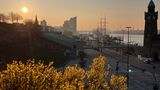 Hamburg, Deutschland. Kaum Wolken über Deutschland, milde Temperaturen auf dem Weg. Bei solch einem Morgenblick vom Hamburger Hafen liegt bereits der Mörike in den Ohren: "Frühling lässt sein blaues Band /Wieder flattern durch die Lüfte; Süße, wohlbekannte Düfte/ streifen ahnungsvoll das Land. / Veilchen träumen schon, wollen balde kommen./ Horch, von fern ein leiser Harfenton! Frühling, ja du bist's! / Dich hab ich vernommen!"