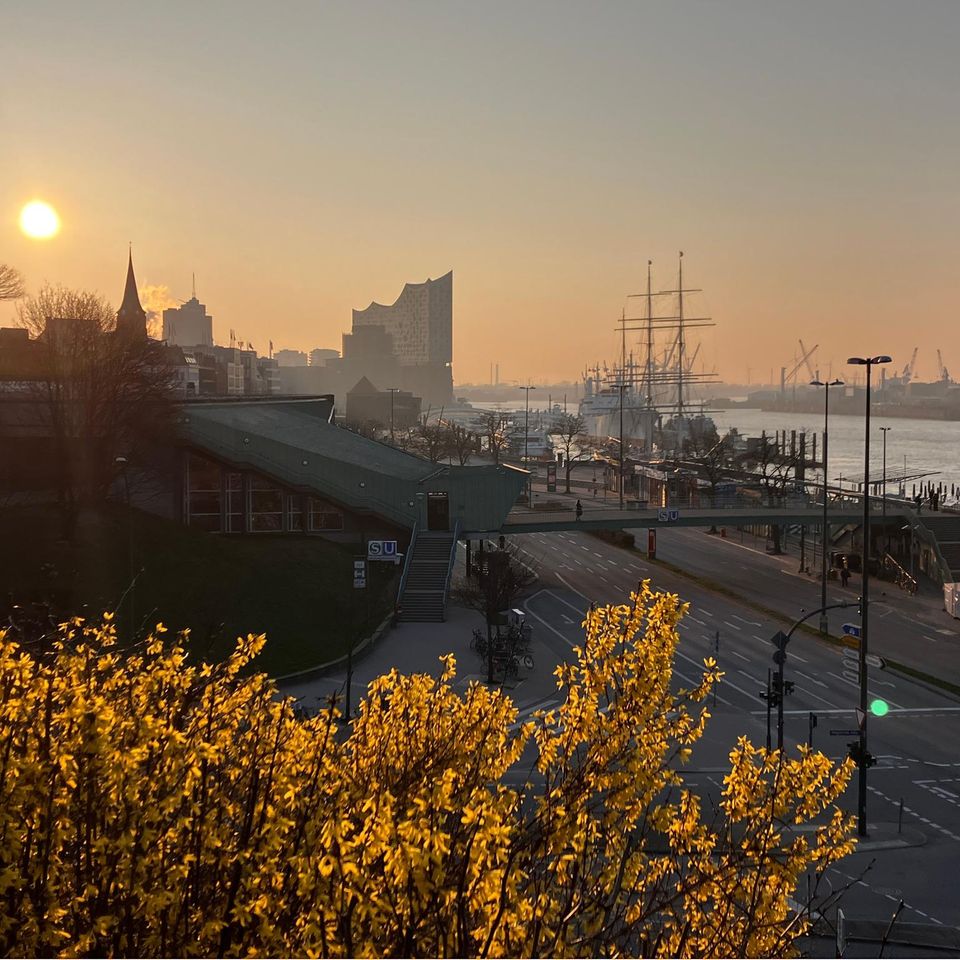Hamburg, Deutschland. Kaum Wolken über Deutschland, milde Temperaturen auf dem Weg. Bei solch einem Morgenblick vom Hamburger Hafen liegt bereits der Mörike in den Ohren: "Frühling lässt sein blaues Band /Wieder flattern durch die Lüfte; Süße, wohlbekannte Düfte/ streifen ahnungsvoll das Land. / Veilchen träumen schon, wollen balde kommen./ Horch, von fern ein leiser Harfenton! Frühling, ja du bist's! / Dich hab ich vernommen!"