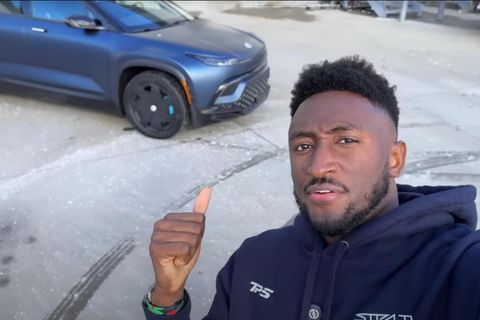 Marques Brownlee, alias MKBHD steht vor dem E-Auto Fisker Ocean SUV