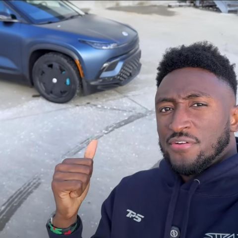Marques Brownlee, alias MKBHD steht vor dem E-Auto Fisker Ocean SUV