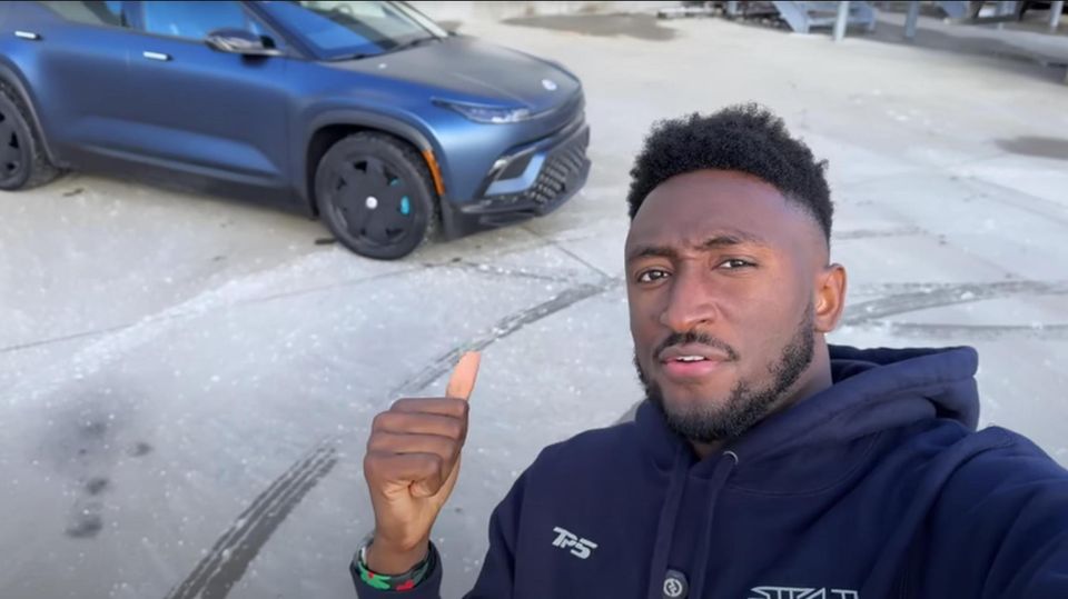 Marques Brownlee, alias MKBHD steht vor dem E-Auto Fisker Ocean SUV