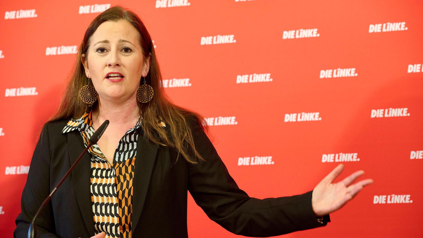 Linken-Parteichefin Janine Wissler vor einer roten Wand.