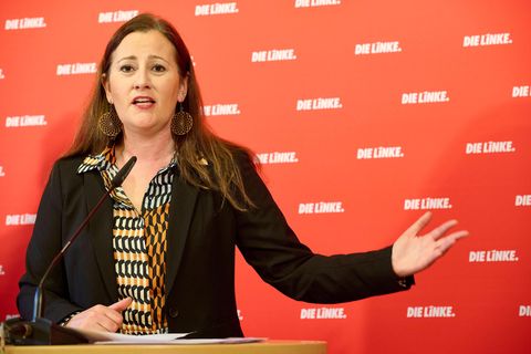 Linken-Parteichefin Janine Wissler vor einer roten Wand.