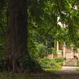 Eines der Highlights in Possenhofen ist die Roseninsel, eine kleine Insel im Starnberger See. Der Garten, der eine idyllische Villa umgibt, wurde im Jahr 1853 von Peter Joseph Lenné gestaltet. Einen Besuch kann man etwa mit der Wanderung auf dem Elisabeth-Weg verbinden. Die kleine Rundwanderung führt zu romantischen Plätzen am Seeufer, in Park und Wald. Für die insgesamt 7,6 Kilometer braucht man etwa zwei bis drei Stunden. 