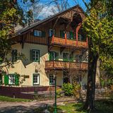 Die Historikerin Katrin Unterreiner beschreibt Sisi als eine Kaiserin mit einem "enormen Durst nach Bergtouren". Den hat sie unter anderem im Salzkammergut gestillt. Von der Villa Ischl aus ging es für die wilde Kaiserin in alle Himmelsrichtungen in die Berge. Für eine Frau, erst recht für eine Kaiserin, war diese Leidenschaft mehr als ungewöhnlich. 