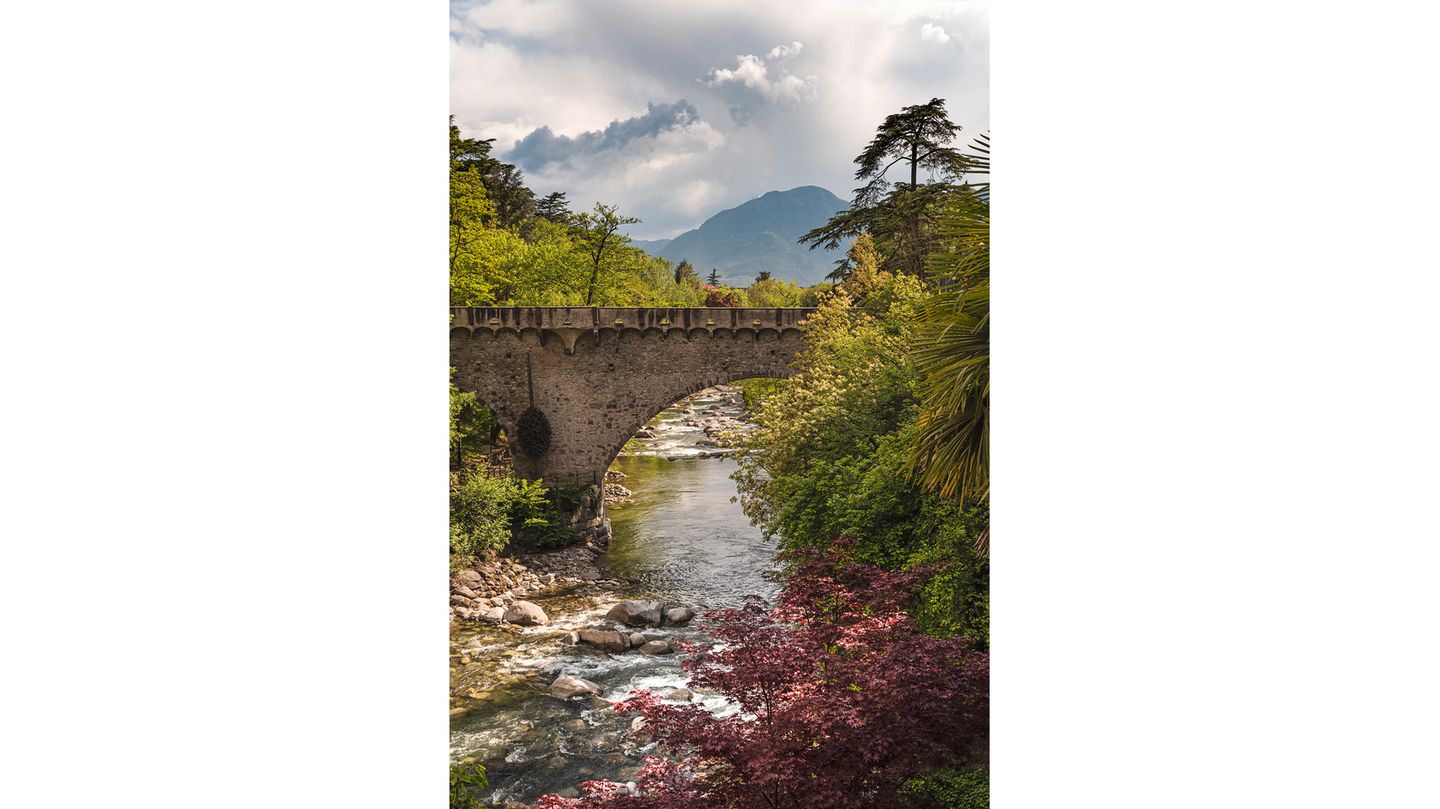 Meran überzeugt auch ohne Sisi durch einen einzigartigen Charme und ein beeindruckende Alpenpanorama. Die Kaiserin verbrachte viel Zeit in der Südtiroler Metropole und verlieh dadurch auch einer der Promenaden ihren Namen. Ein ebenfalls besonderer Ort für Sisi-Fans: Die Steinerne Brücke über der Passer, über die Sisi und ihre Töchter oft gingen, um die Stadt zu erleben. 