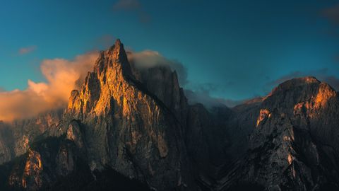 Nach dem Tod ihres Sohnes suchte Sisi Trost im Meraner Land und plante eine Bergtour zum Gipfel des Schlerns. Leider spielte die Witterung nicht mit, die Tour musste ausfallen. Heute wandern Bergfreunde allerdings regelmäßig auf den 2.563 Meter großen Berg in Südtirol.