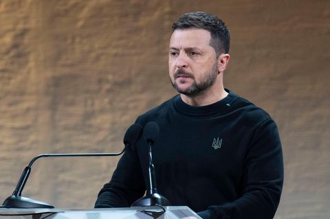 Wolodymyr Selenskyj, Präsident der Ukraine, steht bei einer Preisverleihung in Kiew am Rednerpult