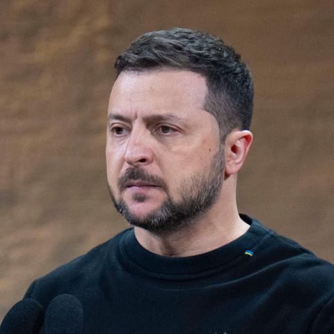 Wolodymyr Selenskyj, Präsident der Ukraine, steht bei einer Preisverleihung in Kiew am Rednerpult