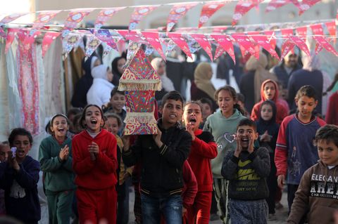 Kinder freuen sich über Ramadan-Dekoration an Zelten im Gazastreifen