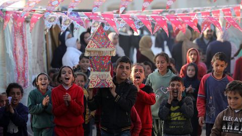 Kinder freuen sich über Ramadan-Dekoration an Zelten im Gazastreifen