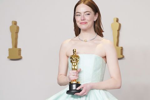 Oscars 2024: Emma Stone posiert im Presseraum