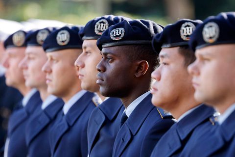 Soldaten der Bundeswehr stehen in Reih und Glied. Über eine Rückkehr zur Wehrpflicht wird diskutiert.