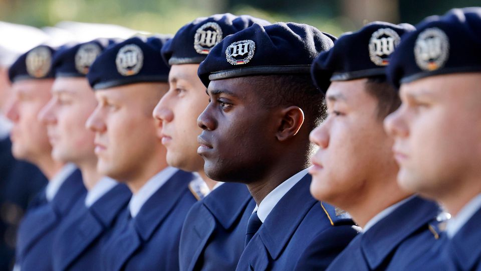 Bundeswehrsoldaten stehen in Reihen.  Über eine Rückkehr zur Wehrpflicht wird diskutiert.