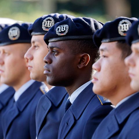 Soldaten der Bundeswehr stehen in Reih und Glied. Über eine Rückkehr zur Wehrpflicht wird diskutiert.