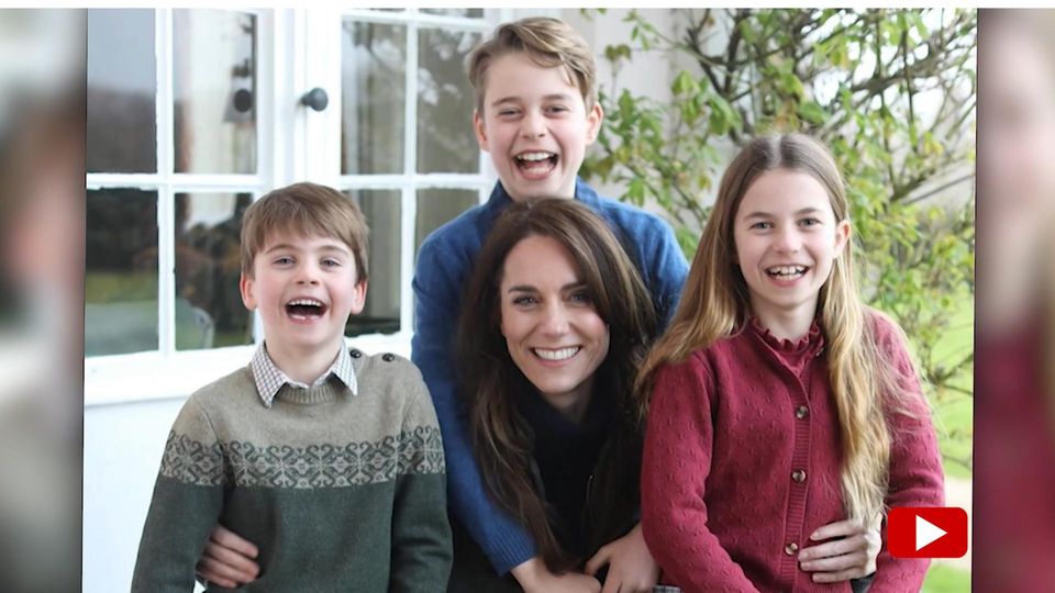Prinzessin Kate sitzt mit ihren Kindern im Garten und grinst in die Kamera