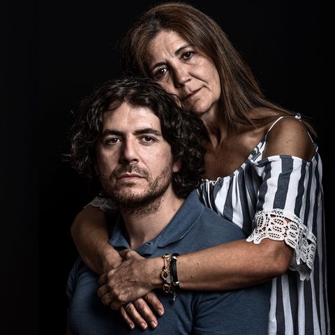Raquel Gómez (l.) und Luis Ahijado (r., mit seiner Mutter Paloma Morales) wurden bei den Attentaten auf Pendlerzüge in Madrid am 11. März 2004 schwer verletzt