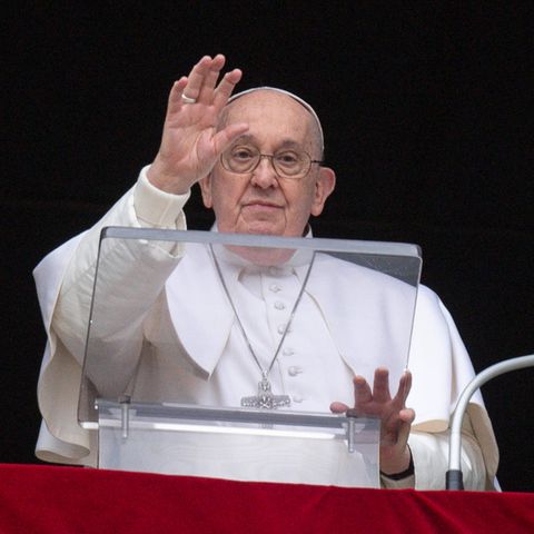 Papst Franziskus spricht einen Segen auf dem Balkon zum Petersplatz