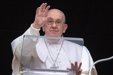 Papst Franziskus spricht einen Segen auf dem Balkon zum Petersplatz