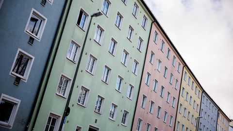 Symbolbild Eigenbedarfskündigung: Verschiedenfarbige Wohnhäuser sind im Stadtteil „Au-Haidhausen“ in München zu sehen