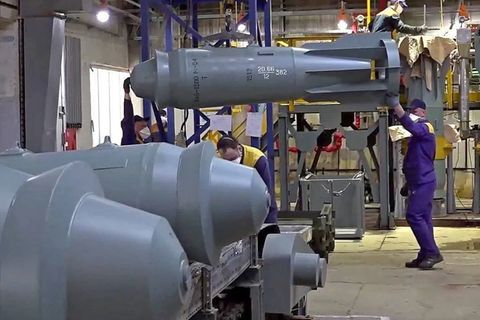 In dieser Fabrik bei Moskau werden die alten Freifallbomben zu Gleitbomben umgerüstet.