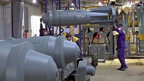 In dieser Fabrik bei Moskau werden die alten Freifallbomben zu Gleitbomben umgerüstet.