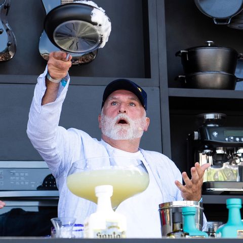 José Andrés bei einem Festival in Kalifornien. Mit seiner Hilfsorganisation "World Central Kitchen" versorgt der Koch Menschen in Katastrophengebieten mit Mahlzeiten