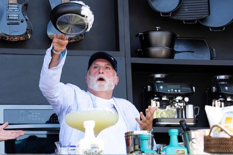 José Andrés bei einem Festival in Kalifornien. Mit seiner Hilfsorganisation "World Central Kitchen" versorgt der Koch Menschen in Katastrophengebieten mit Mahlzeiten