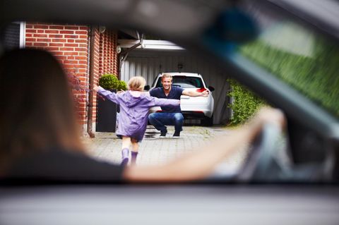 Wechselmodell Symbolbild: Kleinkind rennt mit offenen Armen auf Mann zu