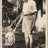 Graf Castell hält seine Tochter Gabriele an der Hand