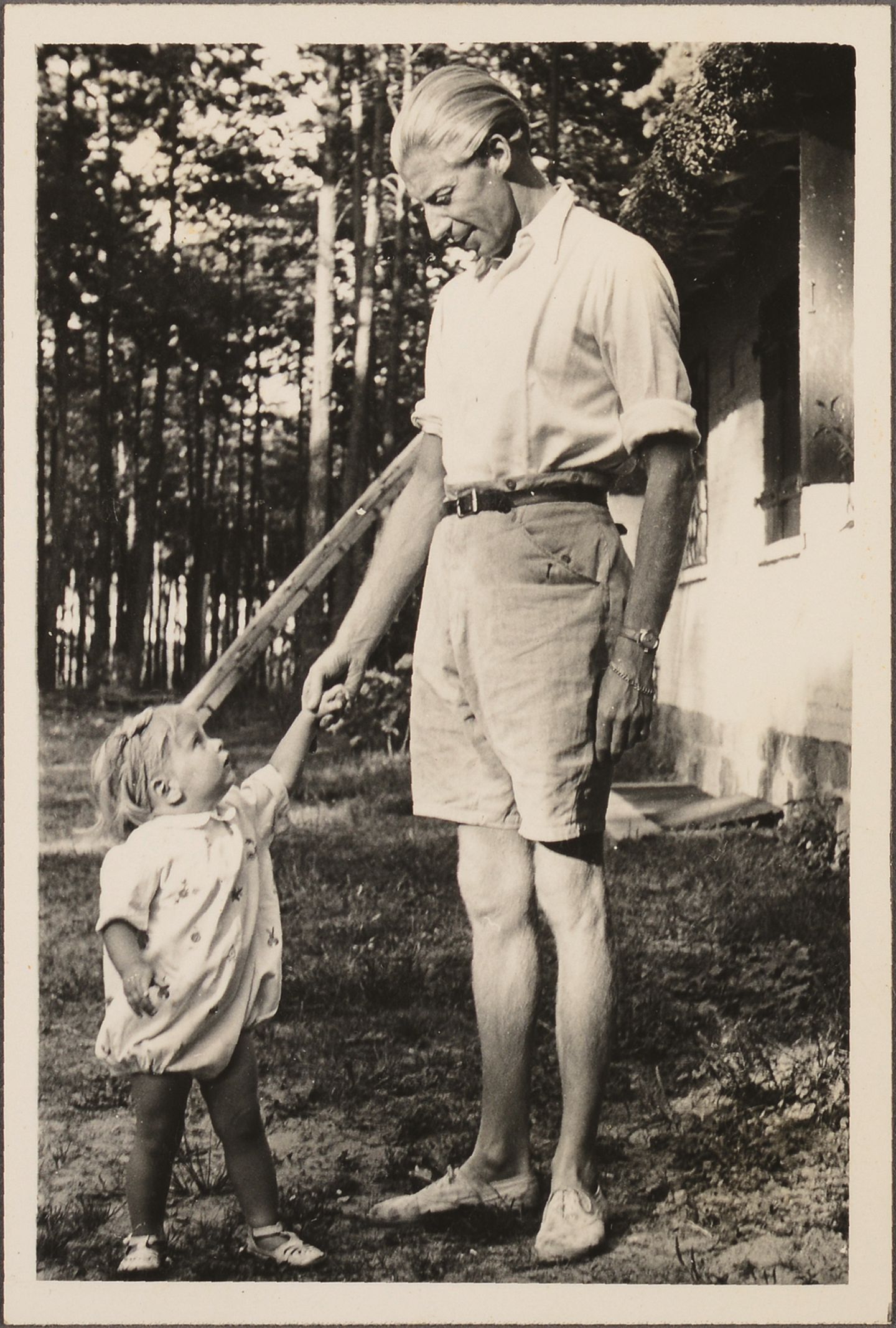 Graf Castell hält seine Tochter Gabriele an der Hand
