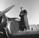 Graf zu Castell mit fellbesetztem Pilotenmantel auf der Tragfläche einer Junkers W 34