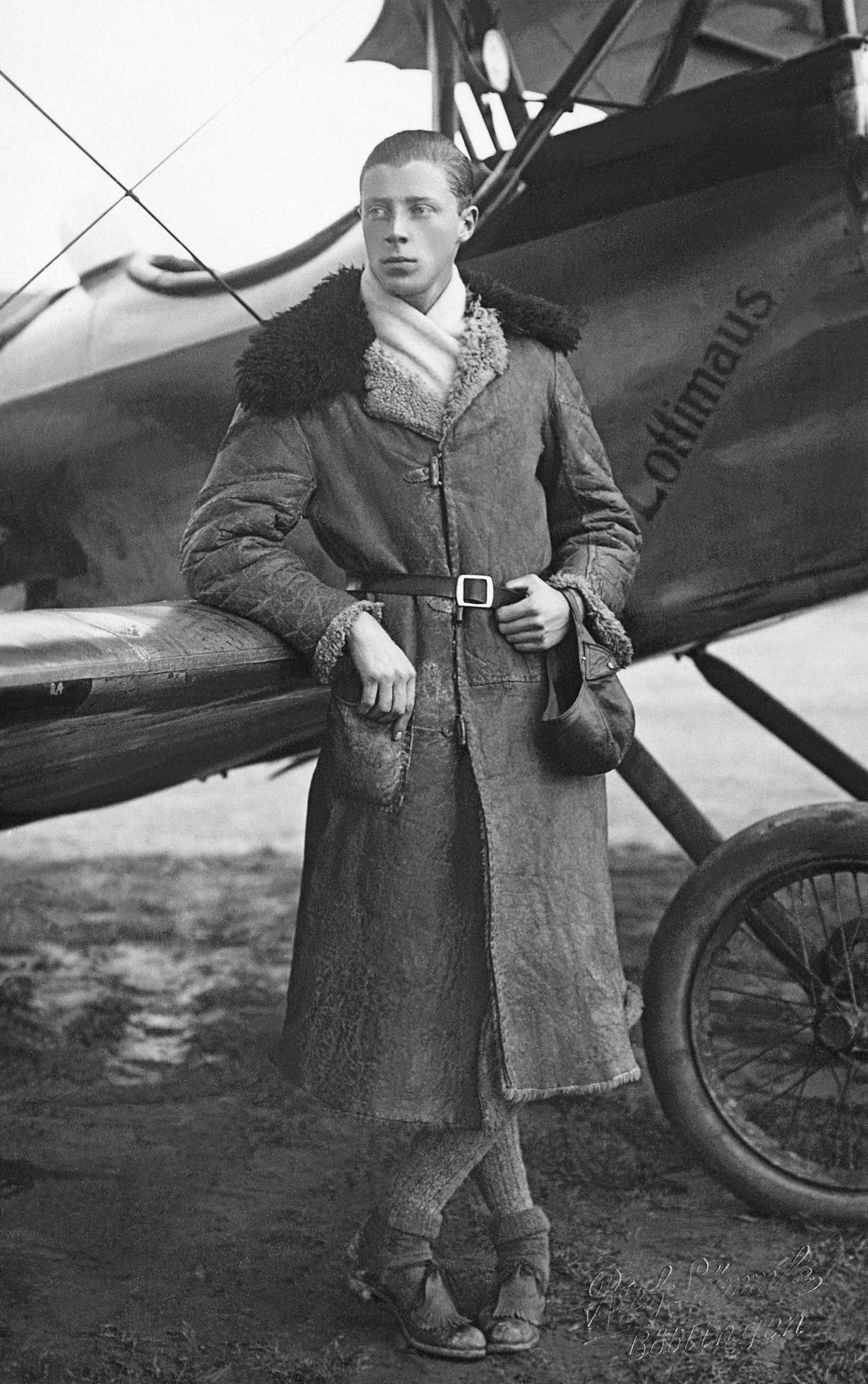 Castell steht 1927 am Flugplatz Böblingen