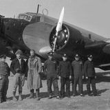 Graf zu Castell (Mitte, im Mantel) und seine Besatzung vor einer Ju 52. Links neben ihm steht der amerikanische Fotograf und Journalist Harrison Forman, der ihn im Februar 1936 auf einem Flug von Shanghai nach Lanzhou begleitet hat.