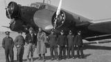 Graf zu Castell (Mitte, im Mantel) und seine Besatzung vor einer Ju 52. Links neben ihm steht der amerikanische Fotograf und Journalist Harrison Forman, der ihn im Februar 1936 auf einem Flug von Shanghai nach Lanzhou begleitet hat.