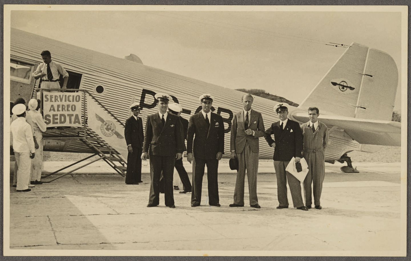 Graf zu Castell vor der Andendienst-Ju-52 "Aconcagua"