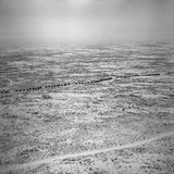 Tagebuchnotiz des Piloten Castell: "Von Nordwesten kommende Kamelkarawanen in der Steppe westlich Ningchia. Ich konnte im Winter Karawanen mit vielen tausend Kamelen beobachten, die bei Ningchia die Große Mauer durchschreiten und die Handelsstraßen, aus den äußeren Provinzen kommend, in Richtung Shansi und Honan verfolgen."