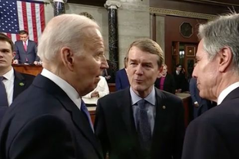 Biden dachte Mikro wäre aus, doch man hört: "Muss mit Netanjahu Tacheles reden"