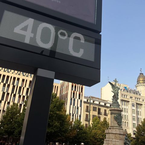 Hitzewellen und Klimawandel: eine große Digitalanzeige vor Hochhäusern in Zaragoza zeigt 40 Grad