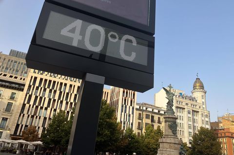 Hitzewellen und Klimawandel: eine große Digitalanzeige vor Hochhäusern in Zaragoza zeigt 40 Grad