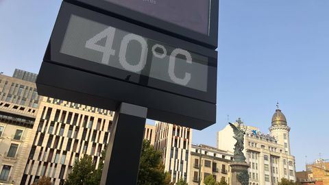 Hitzewellen und Klimawandel: eine große Digitalanzeige vor Hochhäusern in Zaragoza zeigt 40 Grad