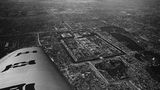 Kaiserpalast über den Flugzeugflügel hinweg fotografiert
