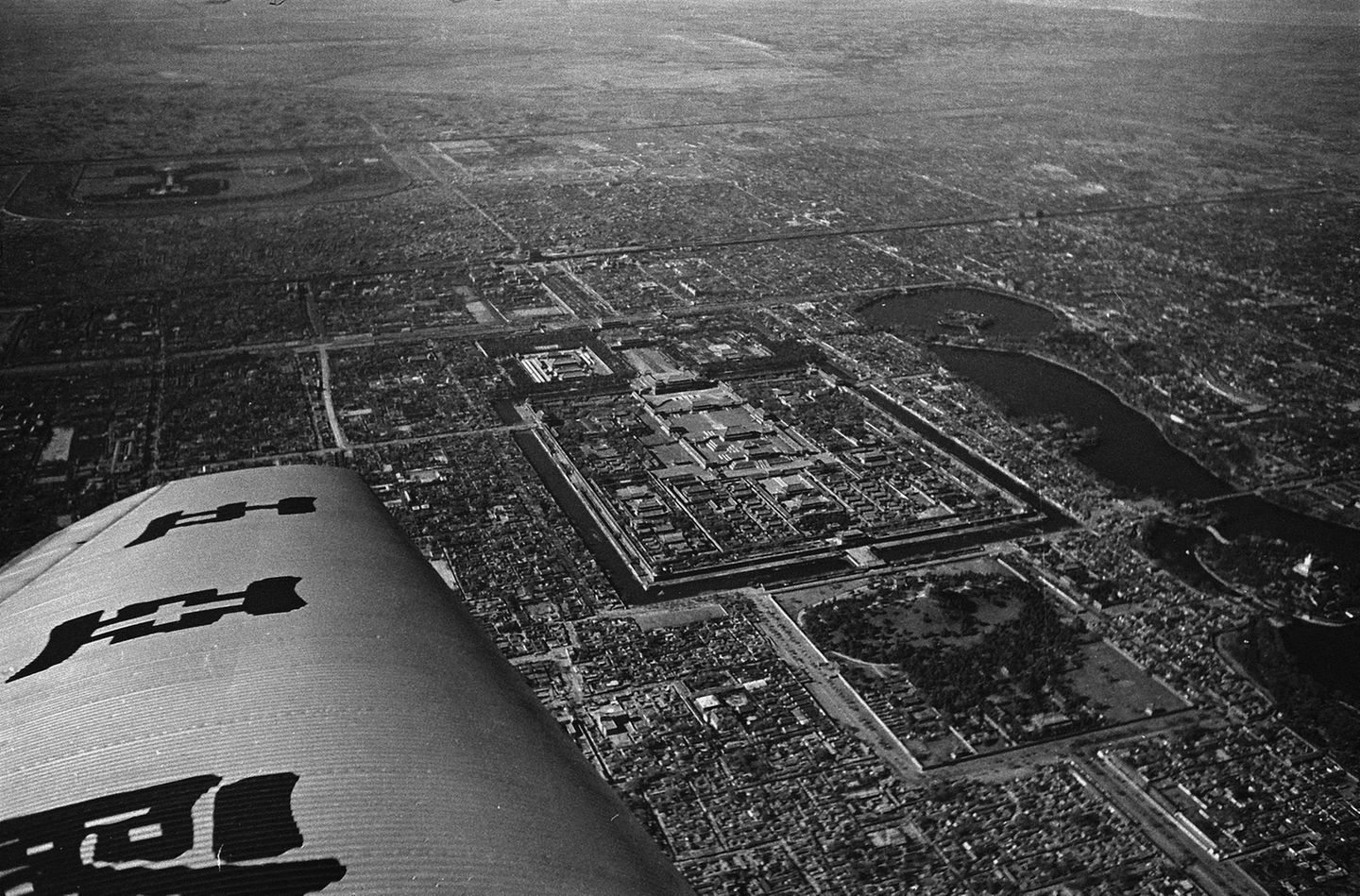 Kaiserpalast über den Flugzeugflügel hinweg fotografiert
