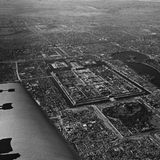 Kaiserpalast über den Flugzeugflügel hinweg fotografiert