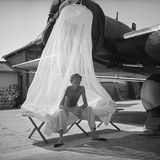 Graf zu Castell am Flughafen in Xi‘an auf einem Feldbett sitzend