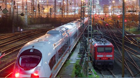 Deutsche Bahn Streik: Ein ICE und eine Lokomotive stehen auf dem Gleisvorfeld des Hauptbahnhofs