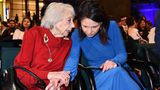 Margot Friedländer sitzt in einem roten Pullover neben der Außenministerin Annalena Baerbock, die ein blaues Kleid trägt